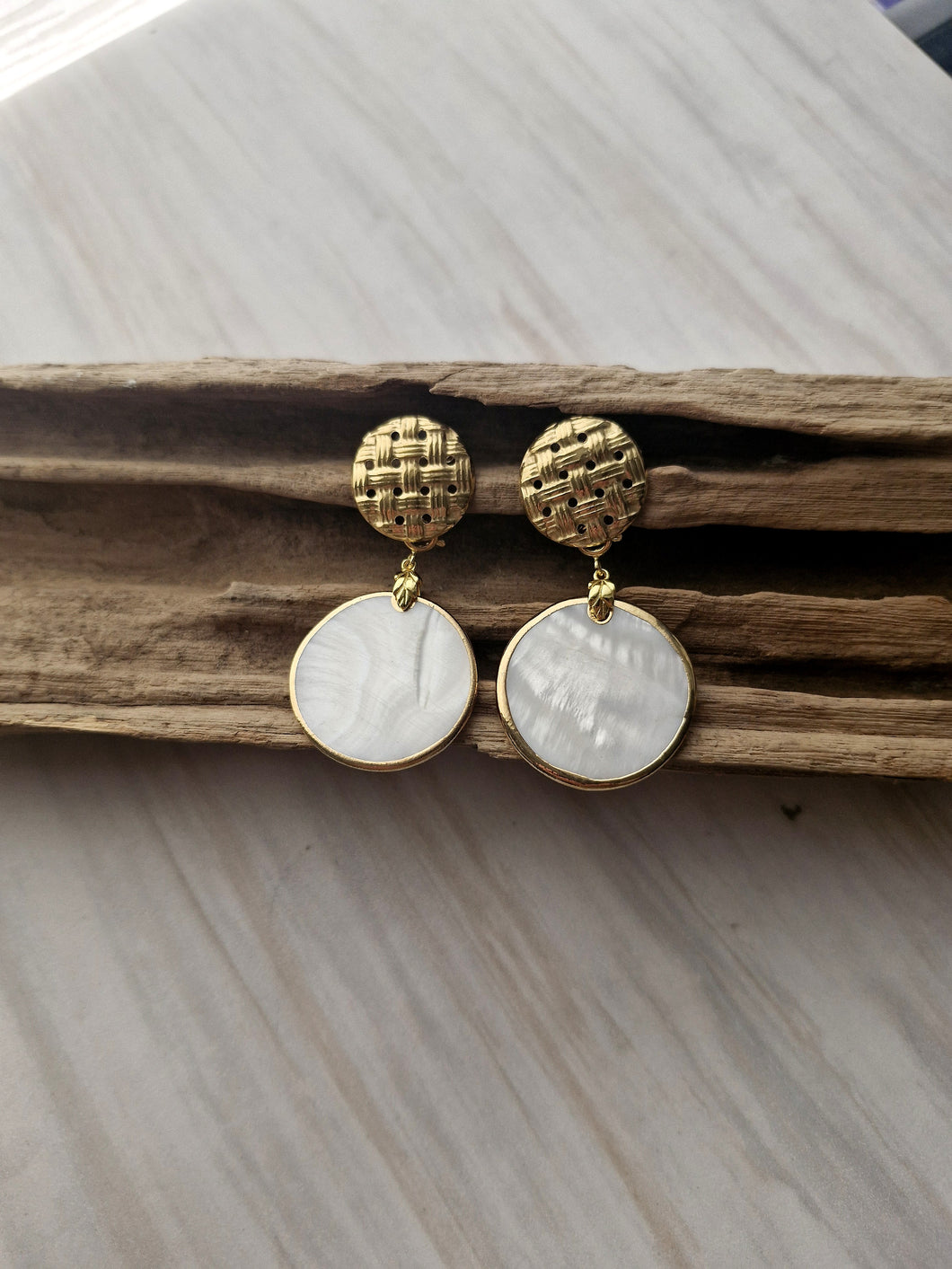 Round Banig Stud with Detachable Round Mother of Pearl Dangle