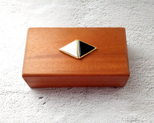 Howlite and Black Agate Mahogany Box